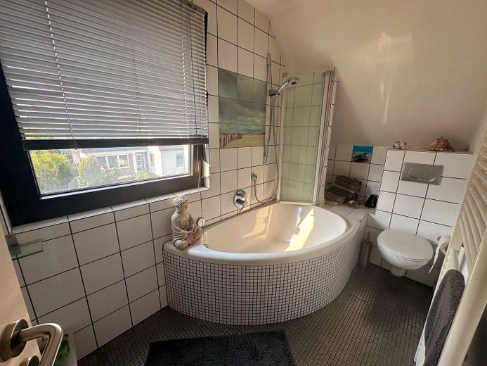 Wohnensemble aus zwei verbundenen Hausteilen – 244 m² Wohnfläche, Wintergarten & Sauna – Bad Vorderhaus 1. Stock
