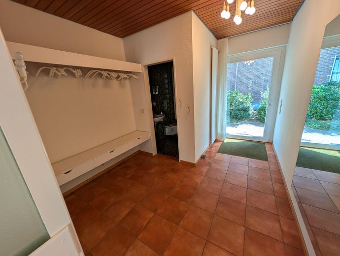 Bungalow de arquitecto con piscina cubierta en Limburgerhof – Windfang und Gäste WC