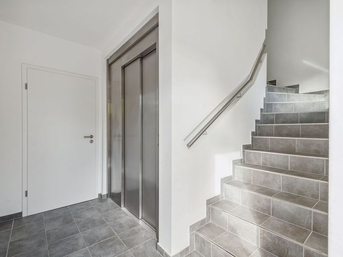 Nowoczesne 3,5-pokojowe mieszkanie własnościowe z balkonem w spokojnej okolicy – Aufzug Treppenhaus