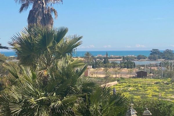 Villa con casa per gli ospiti, piscina privata e fantastica vista sul mare