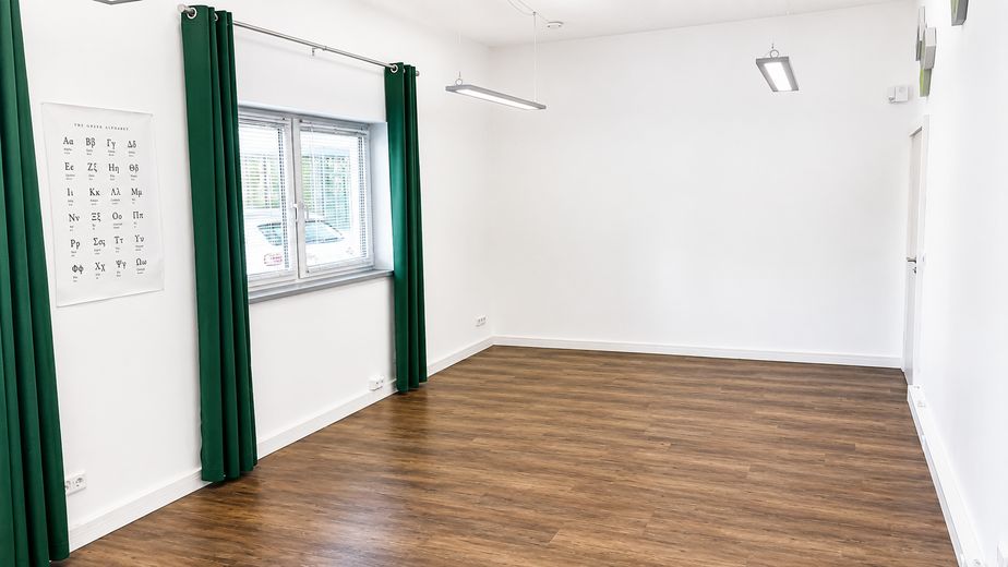 Eigenständige, hochwertige Gewerbeeinheit mit Halle, Büros & Galerie – direkt an der B12 – 25_Büro_EG_2_35qm_teilbar_2