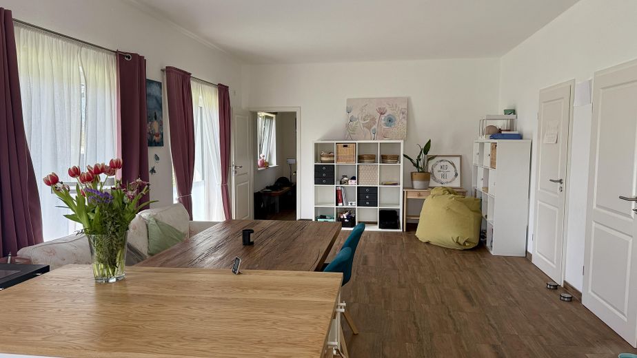 Jak nowy drewniany bungalow klasy A+ w pobliżu Eidery – ogród, widok na pola, bez prowizji – Wohnbereich
