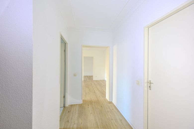 Attraktives Rahlstedt: Balkon miot 2-Zimmer Wohnung mit Tiefgaragenplatz kutzfristig verfügbar. – Flur