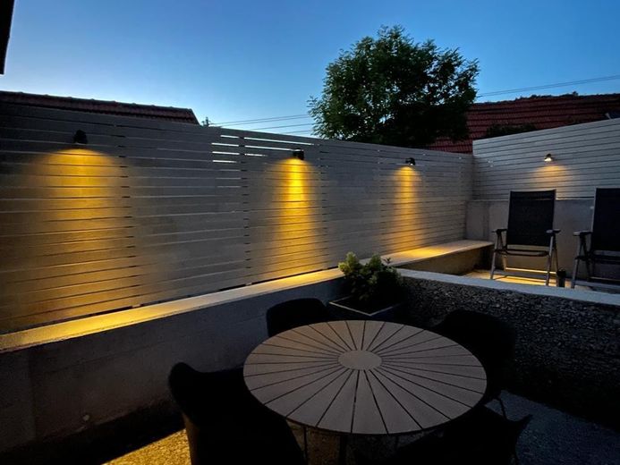 Piccola casetta in affitto – Terrasse mit Abendbeleuchtung