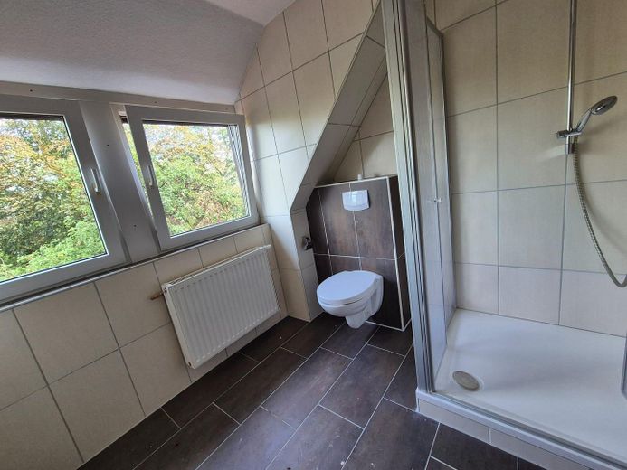 2,5 ZKB Oberwohnung – Bad / Duschbad