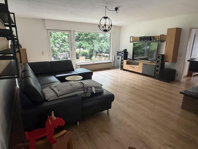 Freistehendes Einfamilienhaus mit schönem Garten und Garage in Aufderhöhe - PROVISIONSFREI – Wohnzimmer 1