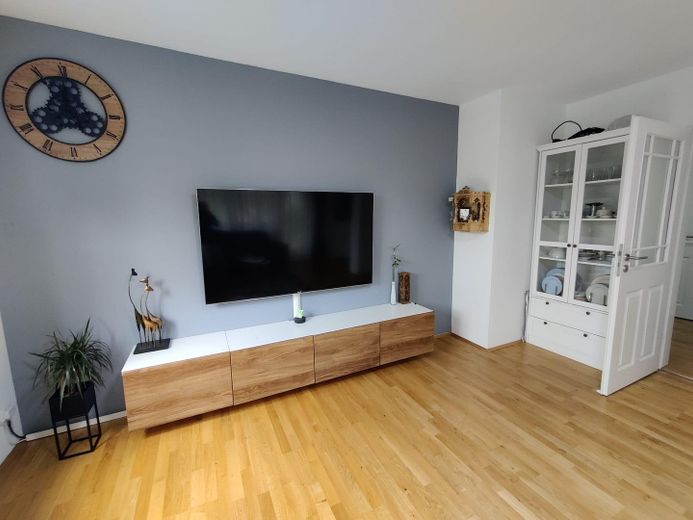 Attraktive 3-Zimmer-Wohnung mit Einbauküche, Garten und PV-Potenzial – Wohnzimmer