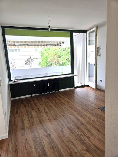 Ampio appartamento di 2 locali con 85,5 m², balcone esposto a sud-ovest e posto auto in garage sotterraneo – primo utilizzo dopo la ristrutturazione – Essbereich