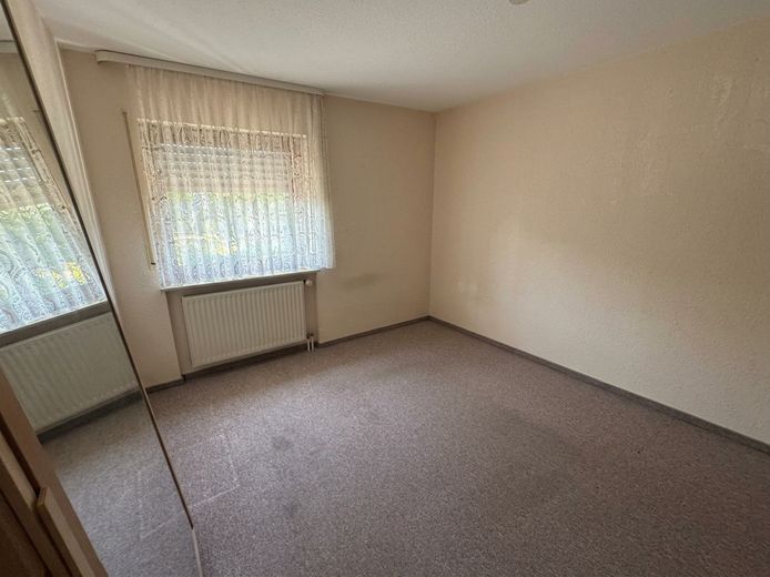 Pfiffige 2 ZW, Garage, Balkon, KA oder Eigenutz, sofort frei !!! – Schlafzimmer leer