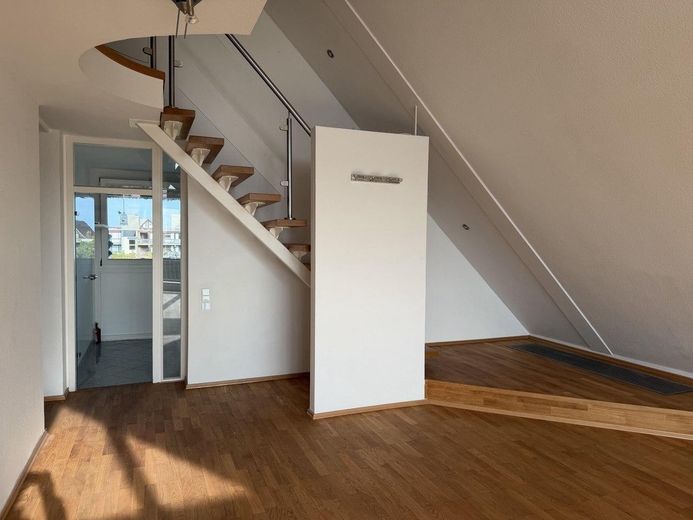 Attico su due piani con galleria e ampia terrazza sul tetto – Wonzimmer Treppen nach oben