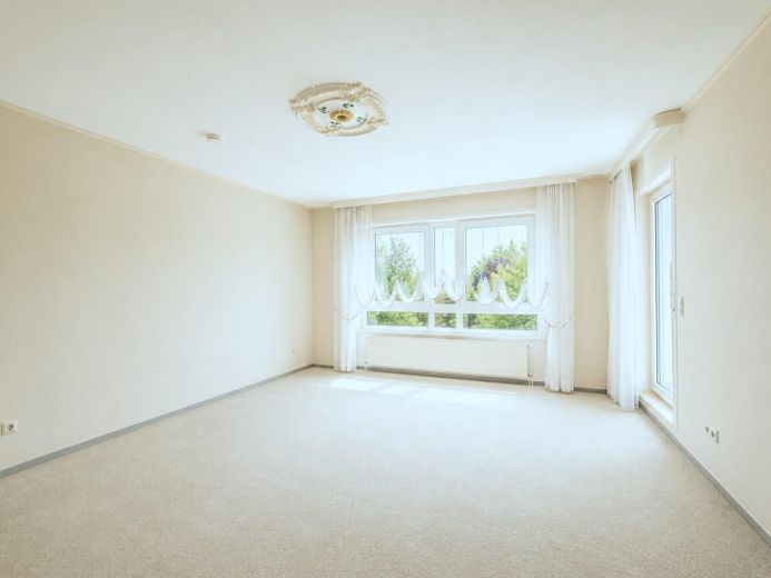 Großzügige 3-Zimmer-Eigentumswohnung mit Loggia und zwei Tiefgaragenstellplätzen – Wohnen