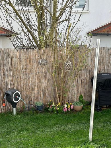 Garten mit Wasser und Strom