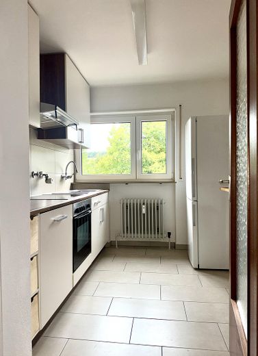 Gepflegte 3-Zimmerwohnung in Toplage von Heilbronn Ost – Küche Blick zum Fenster