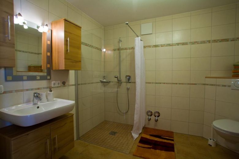 Bad mit ebenerdiger Dusche