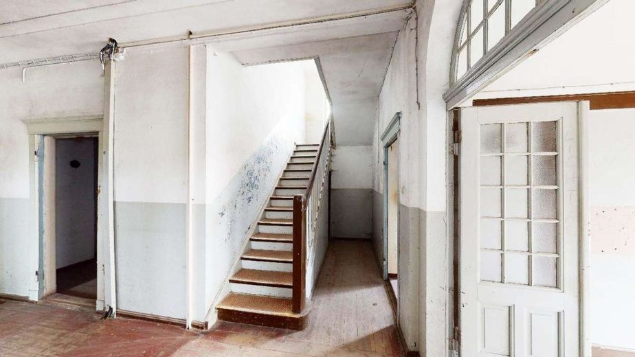 Sanierungsbedürftige Juwel - Denkmalschutz Villa bei Magdeburg über 348m² Wohntraum PROVISIONSFREI – Treppenaufgang-vom-EG-zum-OG