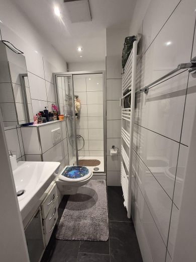 4,5 odalı dubleks daire, 2. üst kat, yeni banyo, sakin konum – Duschbad im 2. OG