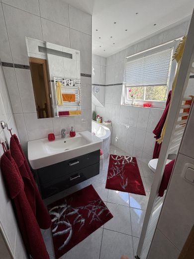 Bad mit Badewanne Obergeschoß