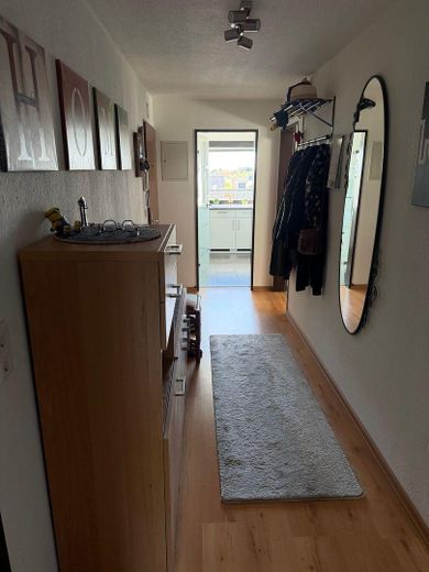 Maisonette di 5,5 locali con ampio soppalco, terrazza sul tetto e vista panoramica su Wülfrath - senza commissioni – Diele Richtung Küche