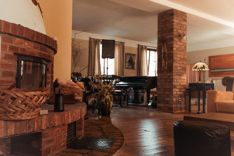 Landhaus unter Reet am See, Gästewohnung, Stallungen, Weiden und Wald. – Wohnzimmer