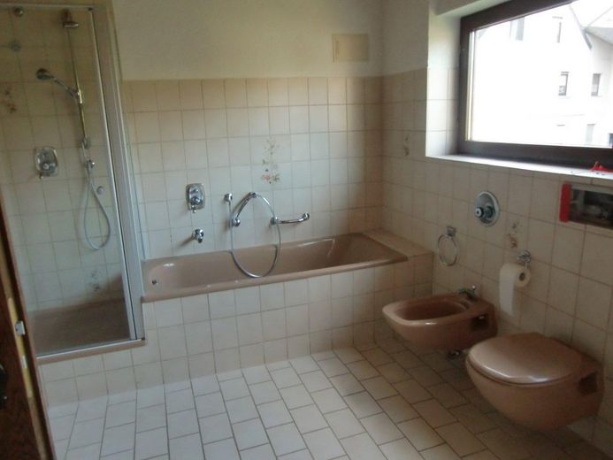 von Privat: Doppelhaushälfte mit Wintergarten, Kamin, Photovoltaik,… – 1 OG Bad2