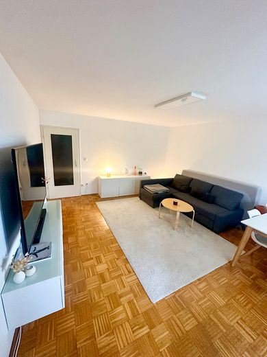 Bezugsfreie 2-Zimmer-Wohnung mit renoviertem Balkon & Fenster in Berg am Laim – provisionsfrei – Wohnzimmer mit Balkon