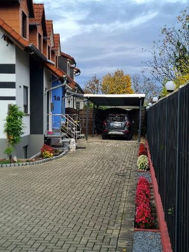 SOFORT BEZUGSFREI! Sehr geräumige lichtdurchflutete 4-Zi- Maisonette-Wohnung inkl. Balkon, Carport – Carport