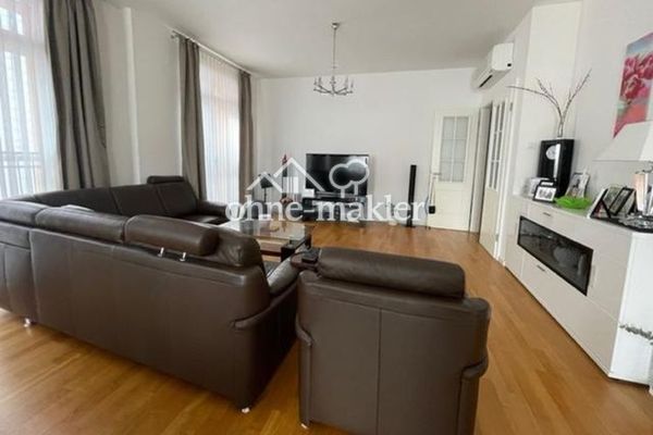 Exklusieve 3 Zimmer Wohnung mit Loggia, Stellplatz, Fußbodenheizung, Gäste WC, Klimaanlage