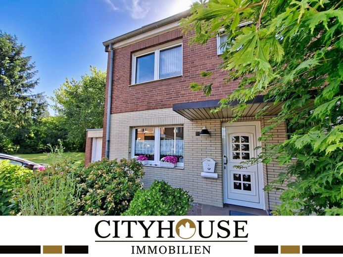 CITYHOUSE: Schöne, gepflegte Doppelhaushälfte, mit großem Garten, Kamin, Garage und Stellplatz – Vorderaufnahme Haus