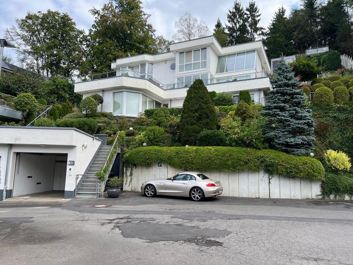Esclusivo appartamento con terrazza, vista incantevole sul verde, ampie vetrate e garage – Foto 3