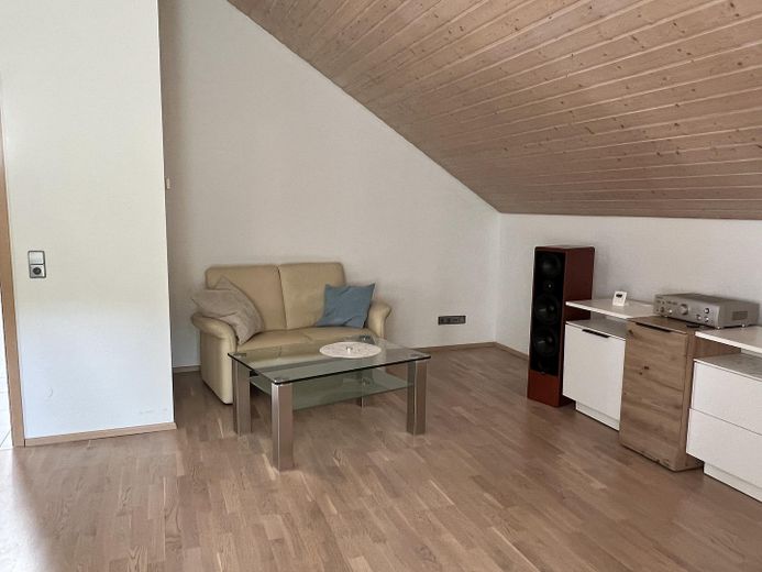 Spacious Modern Semi-Detached House with Potential – OG Wohnraum