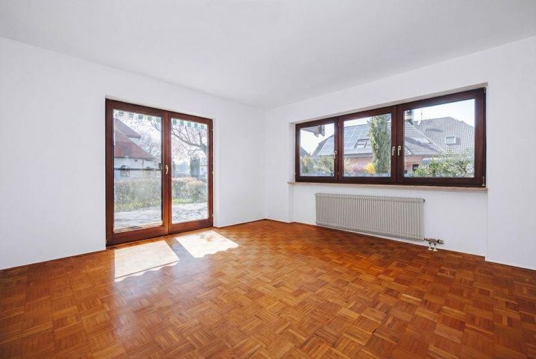 Eigentumswohnung im Charakter einer Doppelhaushälfte mit Garten in Umkirch – Wohnzimmer