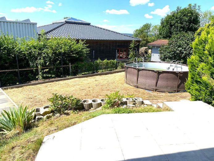 Freistehendes Einfamilienhaus mit Einliegerwohnung und Garage in ruhiger Lage (Sackgasse) von Brakel – Terrasse / Garten