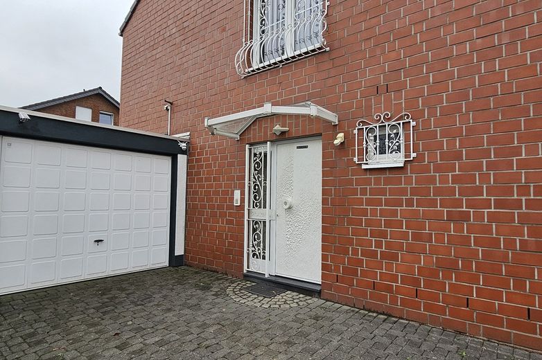 Hochwertig ausgestattetes Doppelhaushälfte-Eckhaus mit Garage, Garten und Wintergarten  in 41065 Mönchengladbach – Deutschland – NRW – Foto 3