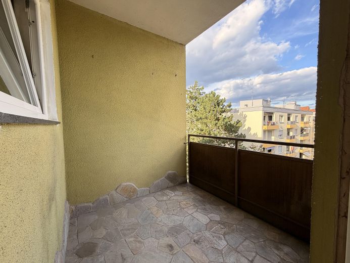 Yenilenmiş, merkezi ve sakin konumda en üst katta 2 odalı daire – Balkon 1