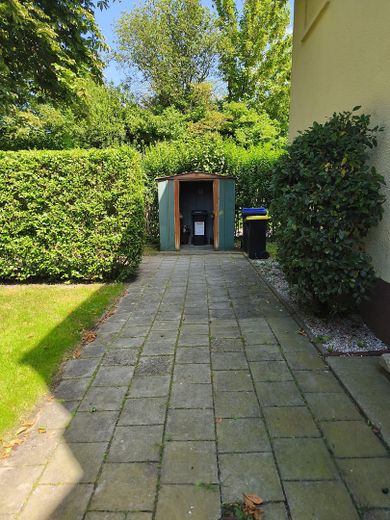 Charmante 3-Zimmer-Dachgeschosswohnung mit Garten – nur 2 Minuten zum Banter See – Garten