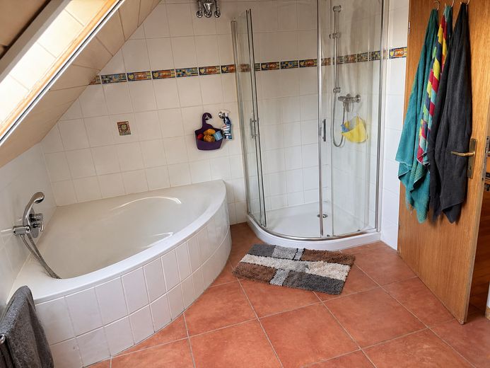 Commission-free: Well-maintained family home with 24 kWp PV system, storage, pool & large plot – Bad oben