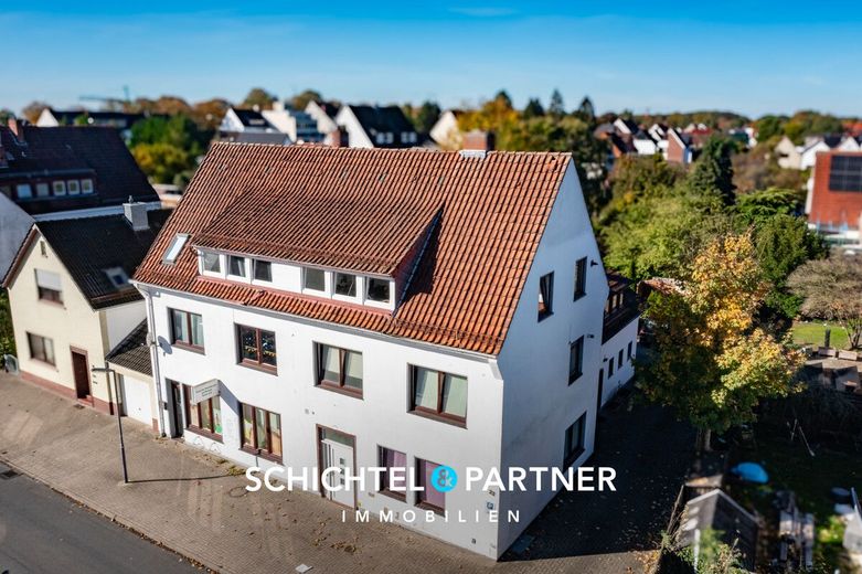 Vegesack | Mehrfamilienhaus mit Gewerbe, Garagen und großem Grundstück – S&amp;P | Vorderansicht