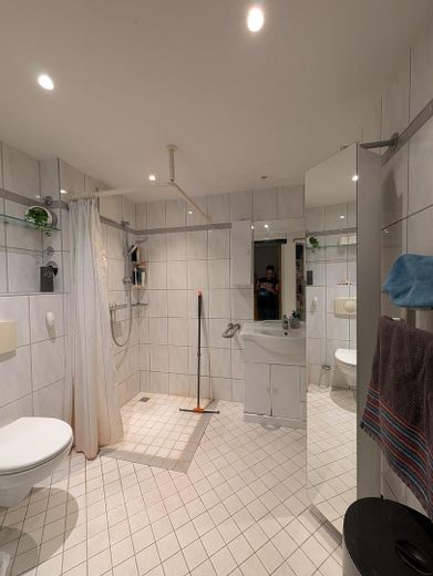 Ruhige möblierte 2-Zimmer-Gartenwohnung mit Terrasse in Frankfurt Nordend-West – Badezimmer