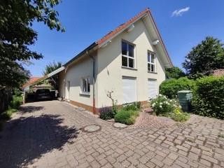 Haus mit Einfahrt und Carport