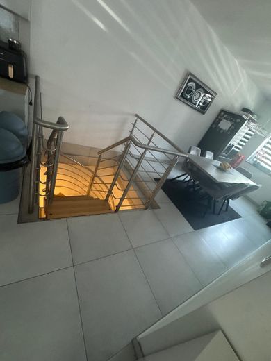 * Provisionsfrei* Vielseitig nutzbare 164 qm Wohnung auf zwei Etagen** – Treppe 