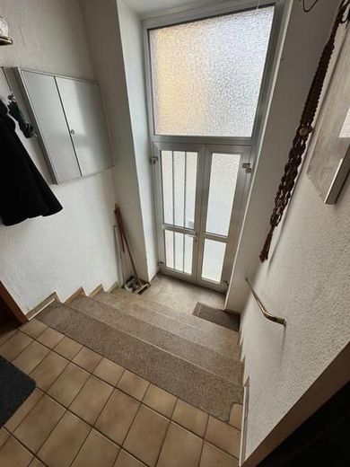 Großes Einfamilienhaus auf 1.500 m² Grundstück mit Scheune &amp; attraktivem Entwicklungspotenzial – 17 Flur zum Haupteingang