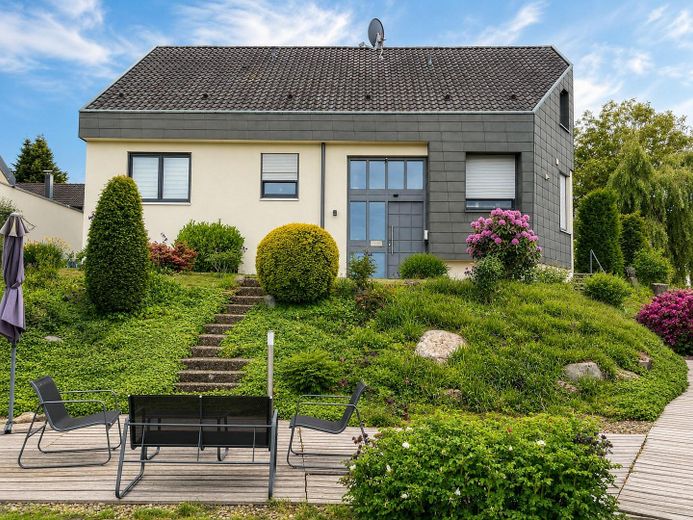 Modernisiertes Zweifamilienhaus mit zusätzlichem Wohnbereich – Garten Groß