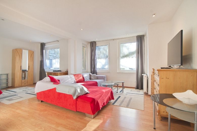 Modern eingerichtete, großzügig geschnittene Wohnung mit Internetzugang und Balkon, zwei Bäder, nahe U-Bahn und Einkaufsmöglichkeiten – ace890a11fd401430a15bc03f47c07c9a977aa85.jpg