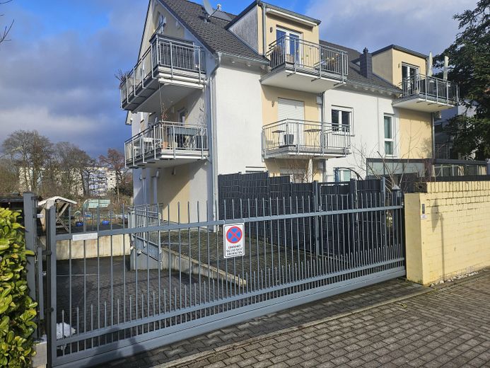 Hausgefühl statt Wohnung: Moderne 3-Zi.-Maisonette mit Garten, Terrasse & Balkon (BJ 2013) – Zufahrt