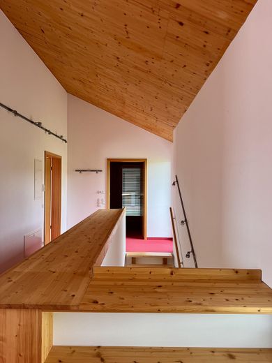 Casa unifamiliare indipendente in una posizione speciale ai margini dei campi, con ampie superfici terrazzate – Treppenaufgang OG
