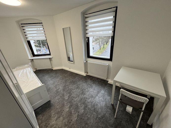 Immeuble commercial complet avec 10 chambres rénovées, un rez-de-chaussée à usage flexible et un potentiel d’aménagement dans les combles – 1. und 2. OG - Zimmer 
