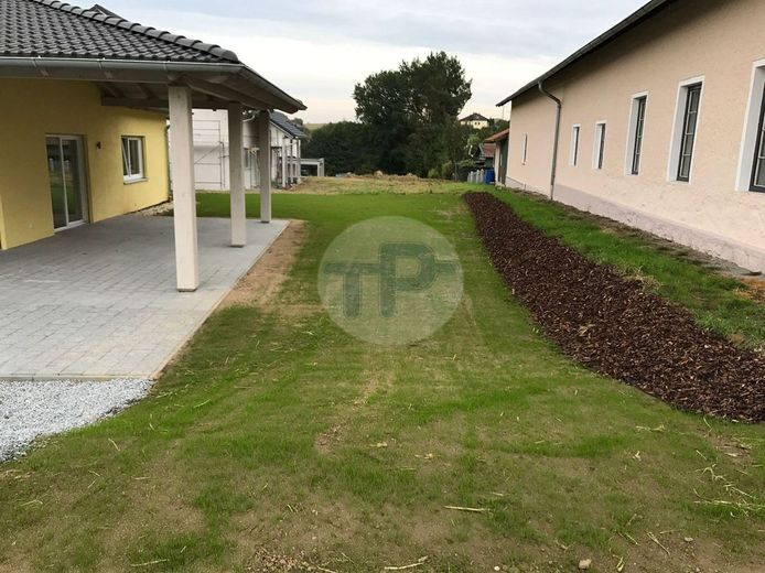 RESERVIERT! WALMDACHBUNGALOW MIT GARAGE UND CARPORT IN TRAUMHAFTER SIEDLUNGSRANDLAGE – Garten