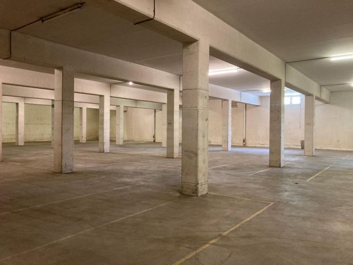 Großzügige Lagerfläche (ca. 1.920 m²) aufgeteilt in 2 Bereiche - Kellergeschoss mit Rampe - LKW-Zufahrt - verkehrsgünstige Lage – Foto 1