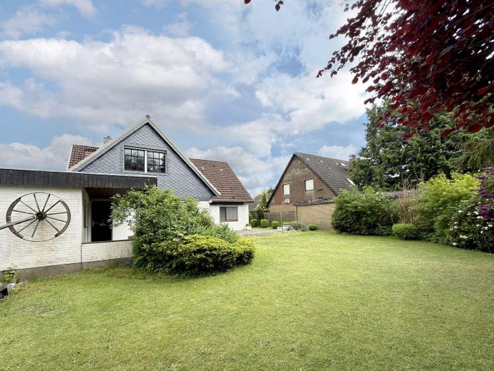 Haus im Grünen – Rückansicht mit Garage