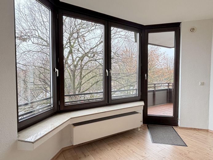 Köln Neustadt-Nord Agnesviertel'de balkonlu aydınlık 2 odalı daire – Wohnzimmer